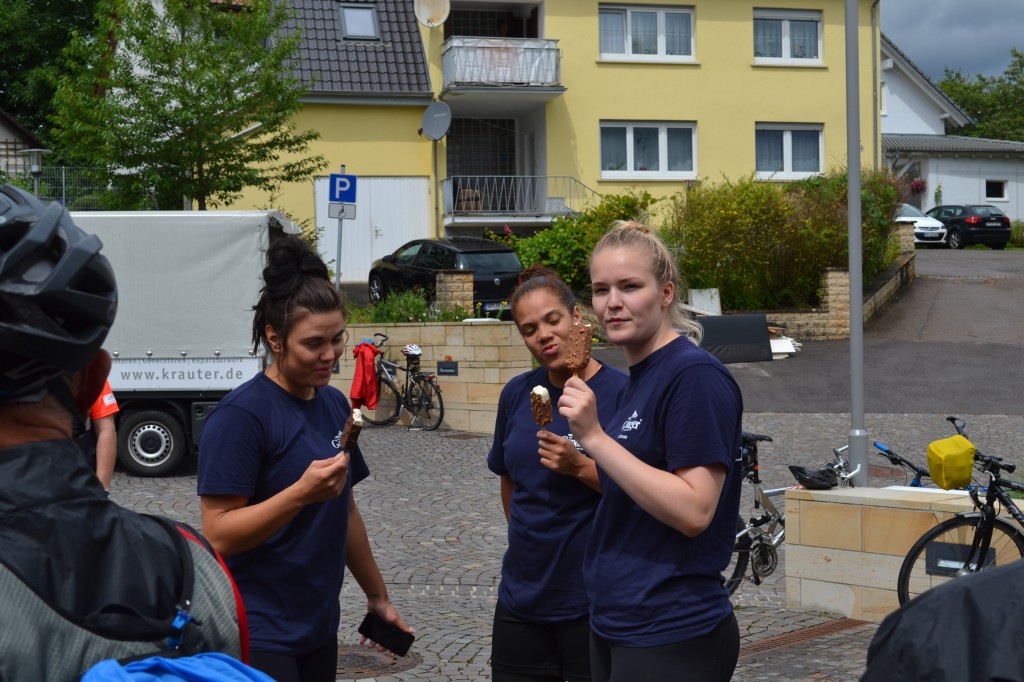 Die drei Handballerinnen vom Frisch Auf Göppingen beim wohlverdienten Eis!