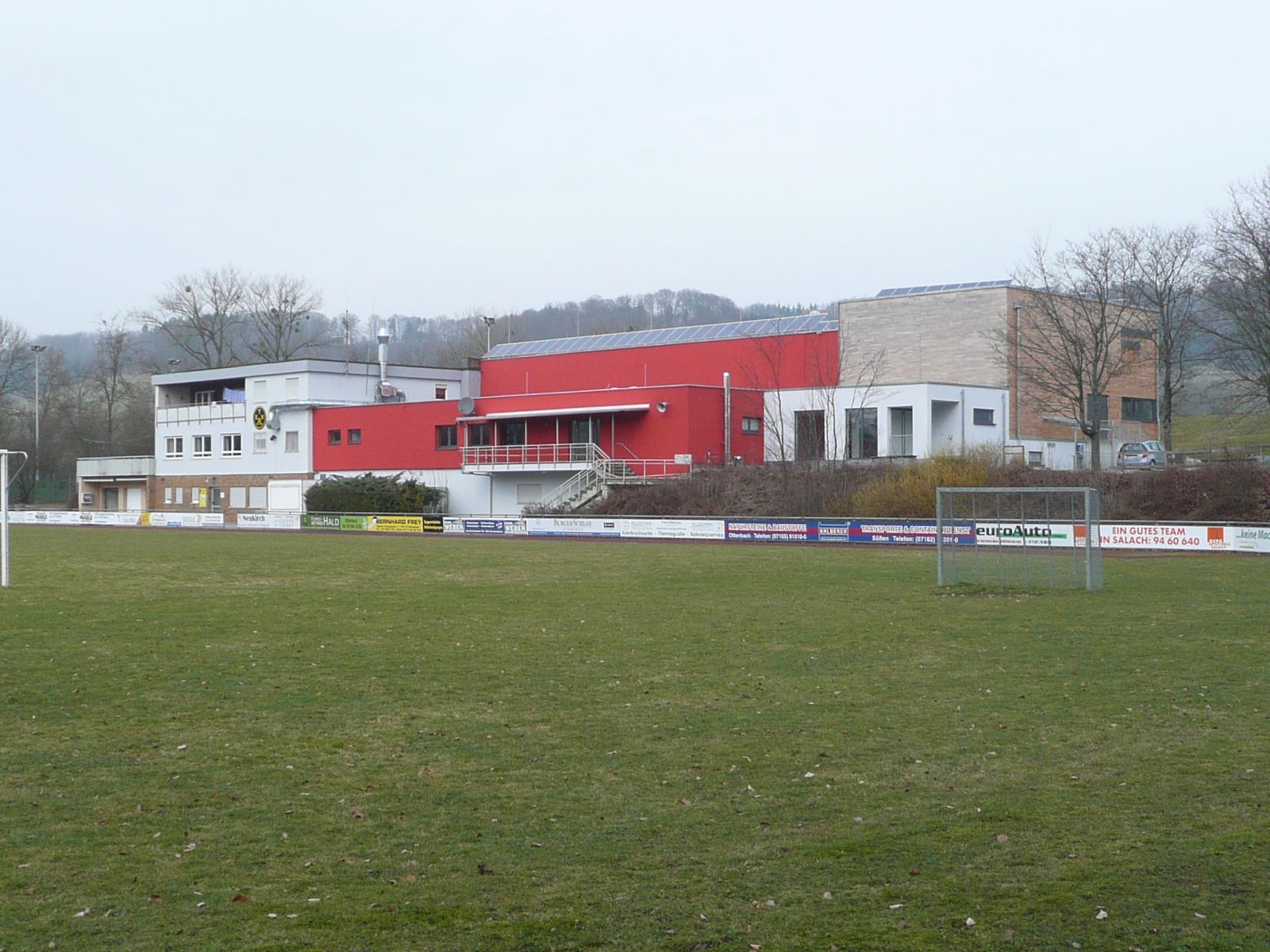 Gemeindehalle und Sportplatz